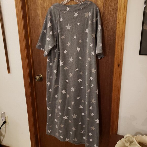 Catherine's Dreams Co. Gray Star Pattern Short sleeve Robe sz L (18-20) - Picture 3 of 3